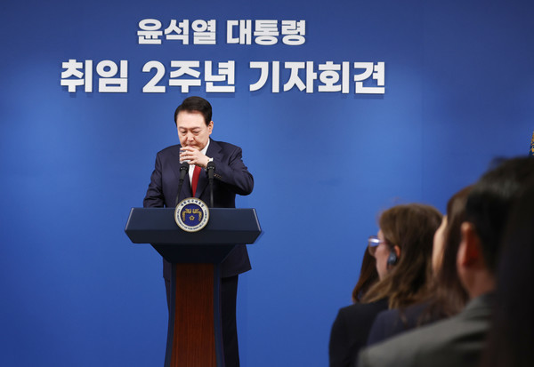 윤석열 대통령이 9일 오전 서울 용산 대통령실 청사 브리핑실에서 열린 '윤석열정부 2년 국민보고 및 기자회견'에서 답변을 마친 뒤 잠시 물을 마시고 있다.  연합뉴스