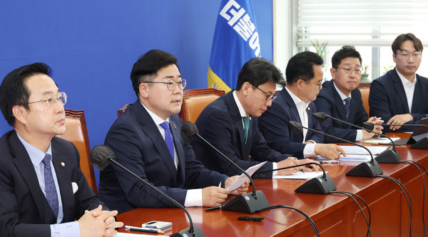 더불어민주당 박찬대 원내대표(왼쪽 두번째)가 14일 오전 국회에서 열린 원내대책회의에서 발언하고 있다. 연합뉴스