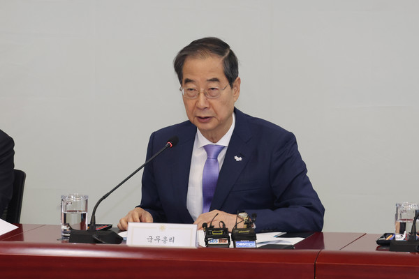 한덕수 국무총리가 16일 인천 중구 인천공항본부세관 특송물류센터에서 열린 제39회 국정현안관계장관회의에서 발언하고 있다. 연합뉴스