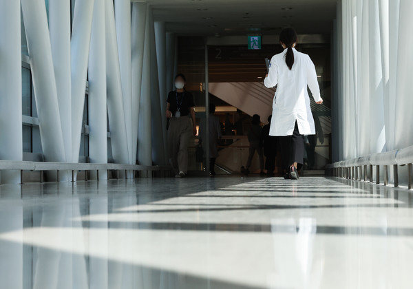 법원이 의대 증원·배분 결정의 효력 정지 여부를 결정하기로 한 지난 16일 오전 서울 시내 한 대형병원에서 한 의료관계자가 이동하고 있다. 연합뉴스