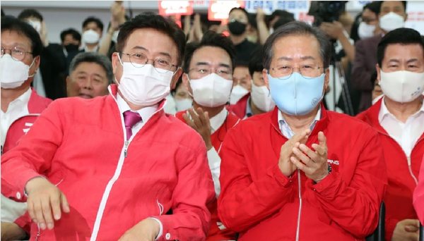 지난 2022년 6월 1일 오후 국민의힘 대구시당·경북도당에서 8회 전국동시지방선거에 출마한 이철우 경북지사 후보(왼쪽)와 홍준표 대구시장 후보가 방송사 출구조사를 보며 기뻐하고 있다. 연합뉴스