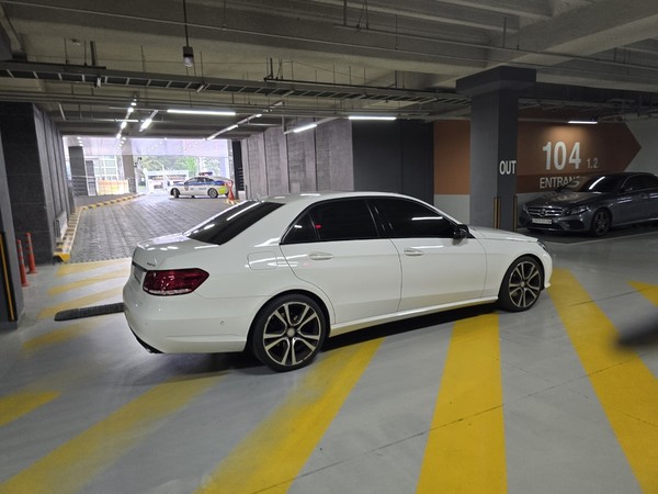 경주 용강동 한 아파트 주차장 입구를 승용차가 가로막고 있다. 사진 = 독자제공