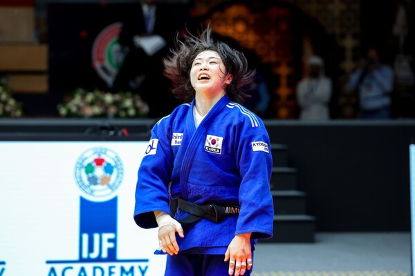 허미미가 21일(한국시간) 아랍에미리트 아부다비에서 열린 세계유도선수권대회 57㎏급 결승에서 캐나다의 크리스타 데구치를 꺾고 금메달을 획득한 뒤 기뻐하고 있다. 대한유도회 제공