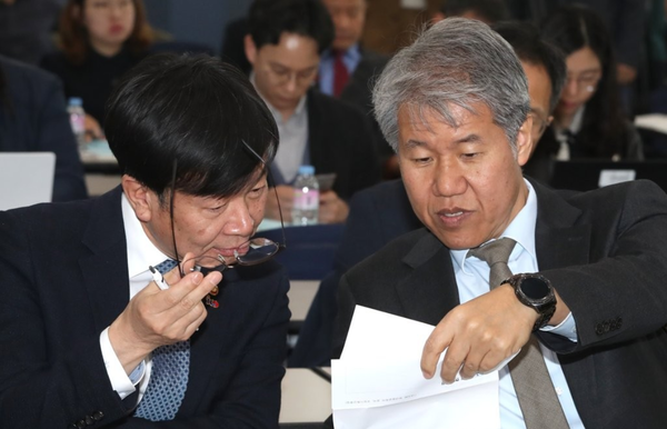 김수현(오른쪽)·김상조 전 청와대 정책실장. 연합뉴스