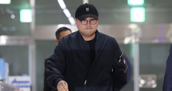 '음주 뺑소니' 혐의를 받는 트로트 가수 김호중이 21일 오후 서울 강남경찰서에서 조사를 마친 뒤 차량으로 이동하고 있다. 연합뉴스