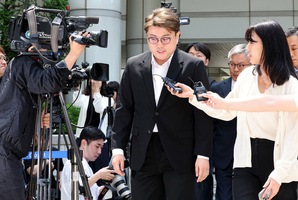  '음주 뺑소니' 혐의를 받는 가수 김호중이 24일 구속 전 피의자 심문(영장실질심사)를 위해 서울 서초구 서울중앙지법에 출석하고 있다.연합뉴스