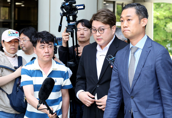  '음주 뺑소니' 혐의를 받는 가수 김호중이 24일 구속 전 피의자 심문(영장실질심사)를 위해 서울 서초구 서울중앙지법에 출석하고 있다.연합뉴스