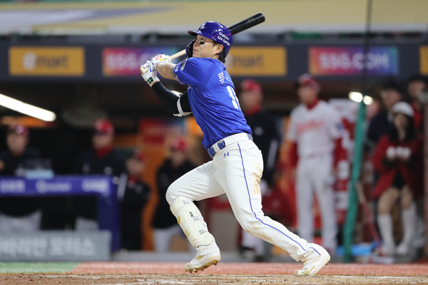 삼성라이온즈 류지혁이 자신이 친 타구를 바라보고 있다. 삼성라이온즈 제공