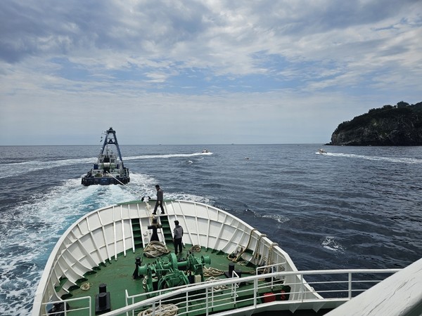 25일 울릉도 인근 해상을 운항하던 유람선이 기관고장으로 표류, 해경이 유람선을 예인하고 있다. 동해해양경찰서 제공.