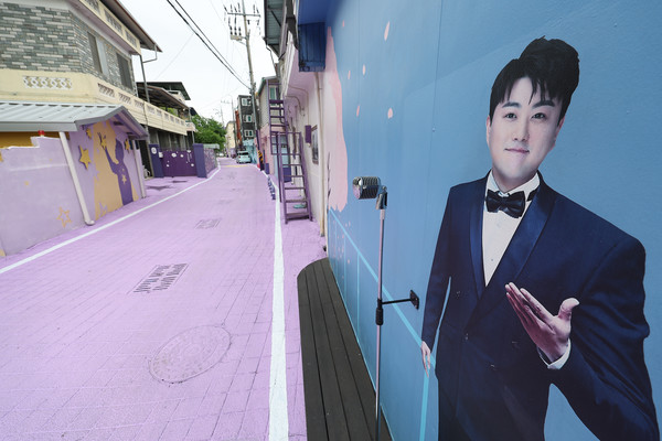 윤관식 기자 = 25일 경북 김천시 교동 '김호중 소리길'이 주말임에도 한산한 모습을 보이고 있다. 이 길은 가수 김호중 씨를 상징해 김천시가 조성한 관광 특구 거리다. 연합뉴스