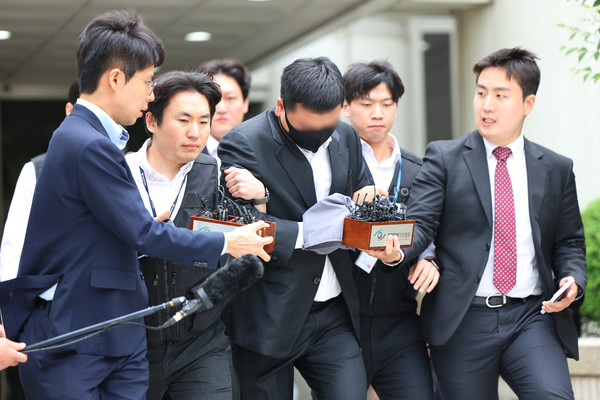 음주 뺑소니 혐의를 받는 가수 김호중 씨 차량 블랙박스 메모리 제거 혐의(증거인멸 등)를 받는 생각엔터테인먼트 본부장 전모씨가 24일 구속 전 피의자 심문(영장실질심사)을 마친 뒤 서울 서초구 서울중앙지법을 나서고 있다. 연합뉴스