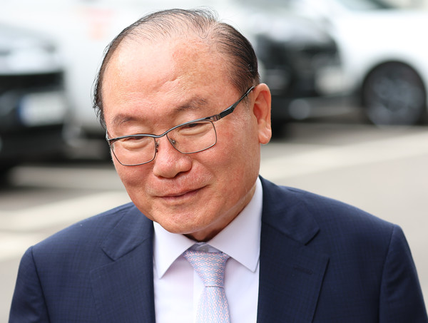 30일 오후 안동완 검사 탄핵심판 선고가 열린 서울 종로구 헌법재판소로 안 검사 대리인인 이동흡 전 헌법재판관이 참석, 대법정으로 향하고 있다. 연합뉴스