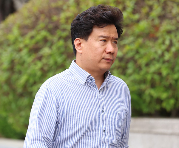 30일 오후 안동완 검사 탄핵심판 선고가 열린 서울 종로구 헌법재판소 대심판정으로 유우성씨가 향하고 있다.한편 이날 이른바 '서울시 공무원 간첩 조작' 사건과 관련해 공소권을 남용했다는 의혹을 받은 안동완 부산지검 2차장검사에 대한 국회의 탄핵소추는 헌법재판소에서 기각됐다. 연합뉴스