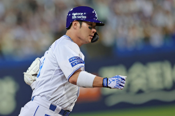 삼성라이온즈와 한화이글스와의 맞대결이 31일 대구삼성라이온즈파크에서 열린 가운데 삼성 박병호가 6회말 5대5 상황에서 균형을 깨는 3점포를 터트린 후 그라운드를 돌고 있다. 삼성라이온즈 제공