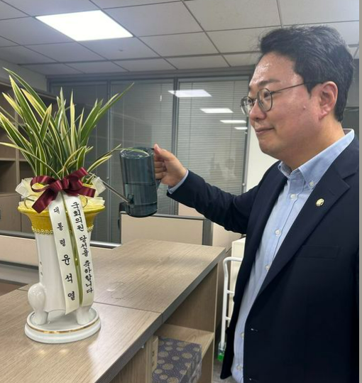 천하람 개혁신당 원내대표가 윤석열 대통령이 보낸 제22대 당선인 축하 난에 물을 주고 있는 모습. 천하람 의원 페이스북