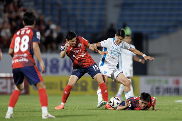포항스틸러스와 김천상무의 경기가 지난 1일 김천종합운동장에서 열린 가운데 포항 허용준(흰 유니폼)과 김천 김봉수가 볼경합을 펼치고 있다. 한국프로축구연맹 제공