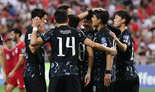 6일(현지시간) 싱가포르 국립경기장에서 열린 2026 북중미 월드컵 아시아 2차 예선 조별리그 C조 5차전 한국과 싱가포르의 경기. 팀 네번째 골을 넣은 이강인이 동료선수들과 기뻐하고 있다. 사진=연합뉴스 제공