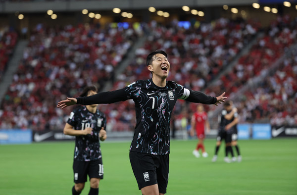  6일(현지시간) 싱가포르 국립경기장에서 열린 2026 북중미 월드컵 아시아 2차 예선 조별리그 C조 5차전 한국과 싱가포르의 경기. 팀 세번째 골을 넣은 손흥민이 기뻐하고 있다. 사진=연합뉴스 제공