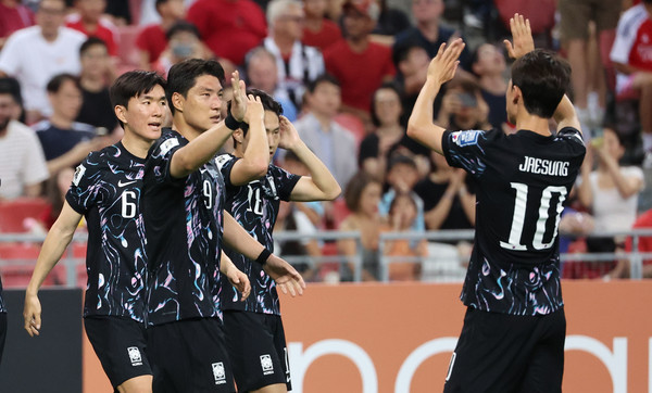6일(현지시간) 싱가포르 국립경기장에서 열린 2026 북중미 월드컵 아시아 2차 예선 조별리그 C조 5차전 한국과 싱가포르의 경기. 전반전 팀 두번째 골을 넣은 주민규(왼쪽 두번째)가 동료선수들과 기뻐하고 있다. 사진=연합뉴스 제공 