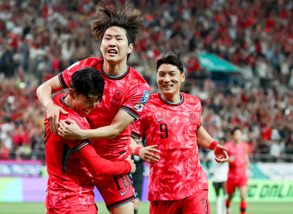 11일 서울월드컵경기장에서 열린 2026 북중미 월드컵 아시아 지역 2차 예선 C조 6차전 한국과 중국의 경기. 이강인(사진 가운데)이 선취골을 넣은 뒤 손흥민(왼쪽)과 주민규와 함께 기뻐하고 있다. 연합뉴스