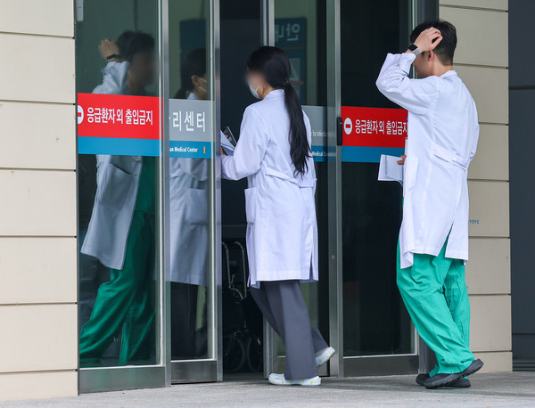 서울의대 교수와 대한의사협회(의협)의 집단휴진 계획 발표에 이어 전국의과대학교수협의회(전의교협) 등이 동참 여부를 논의하기로 하는 등 의정갈등이 격화하고 있는 가운데 11일 오전 서울 시내 한 대형병원에서 의료진이 응급실로 향하고 있다. 연합뉴스