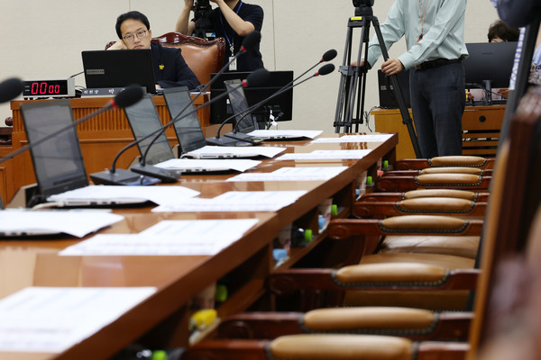 국회 보건복지위원장인 더불어민주당 박주민 의원이 13일 국회에서 열린 전체회의에서 회의에 불참한 국민의힘 의원들의 빈 자리를 바라보고 있다. 연합뉴스
