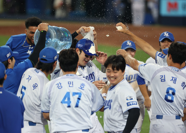 13일 대구삼성라이온즈파크에서 삼성라이온즈와 LG트윈스와의 맞대결이 펼쳐진 가운데 삼성 박병호가 경기를 마친 후 동료들에게 한미 통산 400홈런을 기념하는 케이크 세레머니를 받고 있다. 삼성라이온즈 제공  