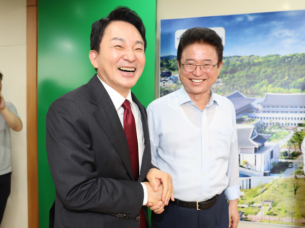 원희룡 전 국토부 장관이 25일 오전 경북도청을 방문해 이철우 경북도지사(오른쪽)와 악수하고 있다. 연합뉴스