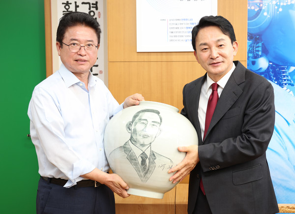  원희룡 전 국토부 장관이 25일 오전 경북도청을 방문해 이철우 경북도지사(왼쪽)와 박정희 전 대통령이 그려진 도자기를 들고 기념촬영 하고 있다. 연합뉴스