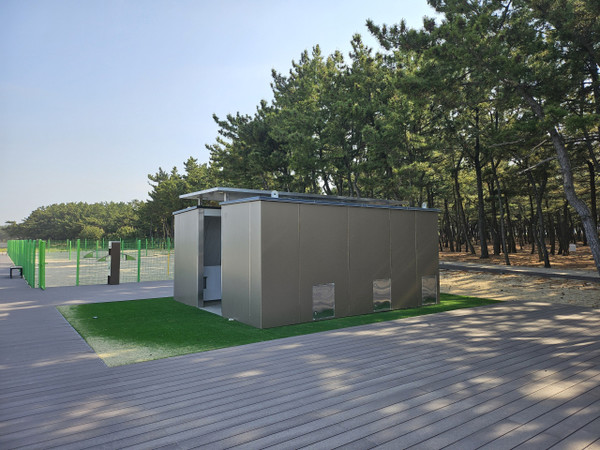 경북 첫 애견해수욕장으로 운영하는 울진 구산해수욕장내 설치된 애견샤워장. 울진군 제공