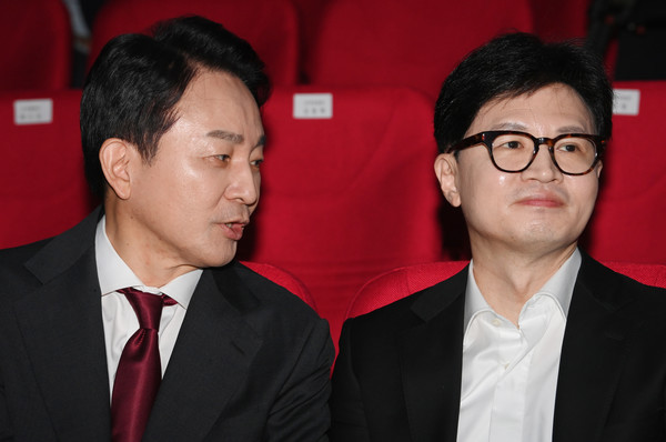 국민의힘 한동훈(오른쪽), 원희룡 당 대표 후보가 2일 강서구 ASSA아트홀에서 열린 ‘체인지 5분 비전발표회’에서 정견 발표를 앞두고 대화를 하고 있다. 국회사진기자단