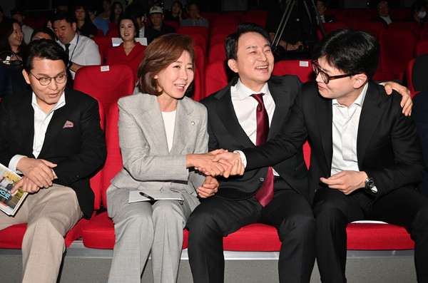 국민의힘 한동훈(오른쪽부터), 원희룡, 나경원, 윤상현 당 대표 후보가 2일 강서구 ASSA아트홀에서 열린 ‘체인지 5분 비전발표회’에서 정견 발표를 앞두고 대화를 하고 있다. 국회사진기자단