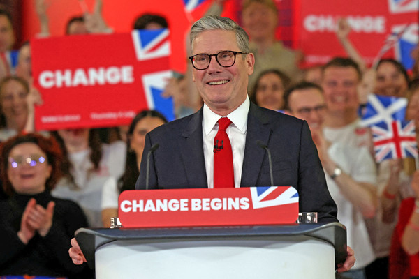 키어 스타머 영국 노동당 대표가 5일(현지시간) 런던 테이트모던 미술관에서 총선 승리 연설을 하고 있다. 노동당의 총선 압승을 이끈 스타머 대표는 이날 오후 차기 영국 총리에 위침한다. 로이터 연합뉴스