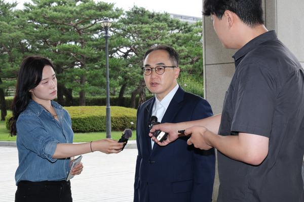 이원석 검찰총장이 5일 오전 서울 서초구 대검찰청으로 출근하며 취재진 질문에 답하고 있다. 연합뉴스