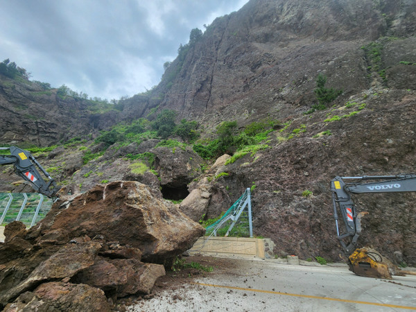 130톤의 바위를 굴삭기 두 대가 제거 작업을 하고있다.울릉군
