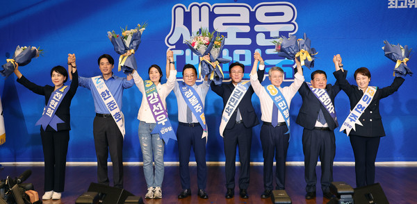 14일 오후 서울 여의도 국회도서관 대강당에서 열린 더불어민주당 8·18 전당대회 최고위원 예비경선.컷오프를 통과한 8명의 최고위원 후보들이 손을 들어 올리며 당원들에게 인사하고 있다.왼쪽부터 전현희·한준호·강선우·정봉주·김민석·민형배·김병주·이언주 최고위원 후보. 연합뉴스