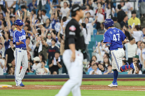 19일 삼성라이온즈와 롯데자이언츠 맞대결이 대구삼성라이온즈파크에서 열린 가운데 8회말 강민호가 홈런을 때린 후 그라운드를 돌고 있다. 삼성라이온즈 제공