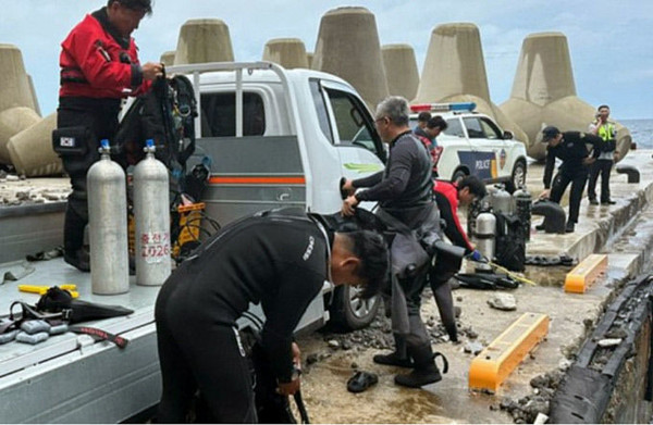 17일 동해해경과 민간 구조대원들이 경북 울릉군 서면 남양리 한전 부두 인근 바다에서 지난 16일 실종된 50대 스킨스쿠버 수색작업을 하고 있다. 동해해경 제공