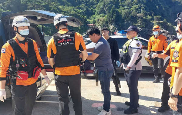 해경과 울릉119안전센터 대원들이 시신을 이송하고 있다.동해해경 제공