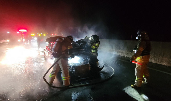소방대원들이 아반테 승용차 화재를 진압하고 있다.경북소방본부 제공