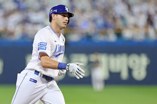 20일 삼성라이온즈와 롯데자이언츠의 경기가 대구삼성라이온즈파크에서 열린 가운데 삼성 새 외국인 타자 카데나스가 kbo리그 데뷔 첫 홈런을 신고한 후 그라운드를 돌고 있다. 삼성라이온즈 제공