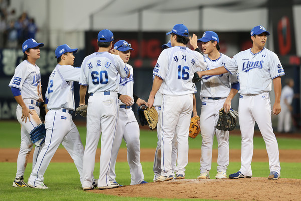 20일 삼성라이온즈와 롯데자이언츠의 경기가 대구삼성라이온즈파크에서 열린 가운데 삼성 선수들이 21대4 대승을 거둔 후 하이파이브를 나누고 있다. 삼성라이온즈 제공