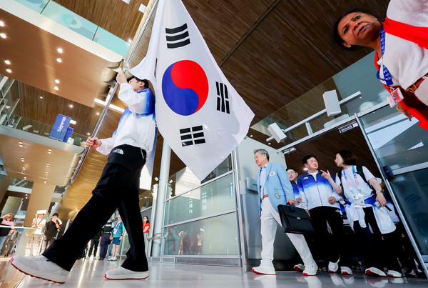 21일 새벽(한국시간) 프랑스 파리 샤를 드골공항 2터미널에서 2024 파리올림픽에 출전하는 대한민국 선수단 기수 구본길이 태극기 들고 공항 입국장에 들어서고 있다. 사진=연합뉴스 제공