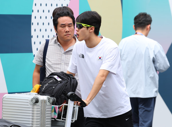 2024 파리올림픽에 출전하는 수영 대표팀의 황선우가 22일(현지시간) 파리 생드니에 마련된 올림픽 선수촌에 입촌하고 있다.  연합뉴스