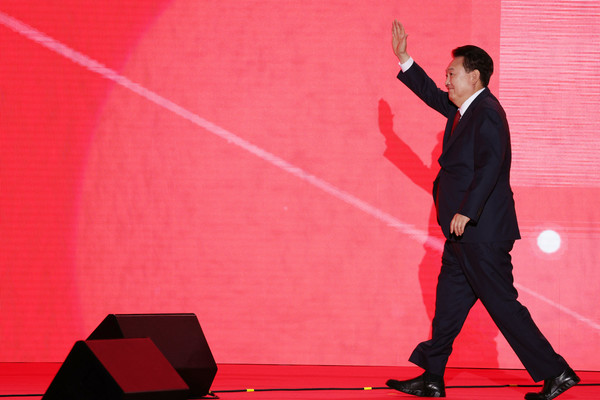 윤석열 대통령이 23일 오후 경기 고양시 킨텍스에서 열린 국민의힘 제4차 전당대회에서 축사를 위해 마이크 앞으로 향하며 대의원 등을 향해 인사하고 있다. 연합뉴스