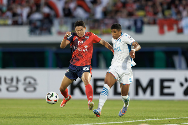 포항 오베르단(흰 유니폼)과 김천 정치인이 지난달 1일 김천종합운동장에서 열린 경기에서 볼 경합을 펼치고 있다. 한국프로축구연맹 제공