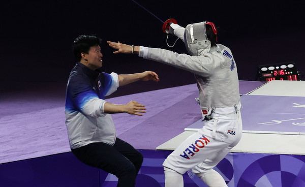 금메달을 획득 후 기쁨의 포옹을 나누는 오상욱. 사진= 연합뉴스 제공