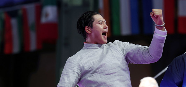 27일(현지시간) 프랑스 파리 그랑 팔레에서 열린 2024 파리올림픽 펜싱 남자 사브르 결승전에서 파레스 페르자니(튀니지)를 꺾고 우승을 차지한 오상욱이 기뻐하고 있다. 사진= 연합