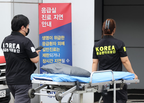 의정갈등이 이어지고 있는 17일 오후 서울 시내 한 대학병원 응급의료센터에 진료 지연 안내문이 놓여 있다.연합뉴스