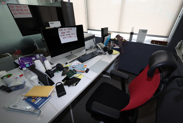 티몬·위메프 판매대금 정산 지연 사태가 이어지고 있는 30일 오전 서울 강남구 위메프 본사의 류화현 대표이사 방에 피해자들이 쓴 항의 문구가 적혀 있다. 연합뉴스